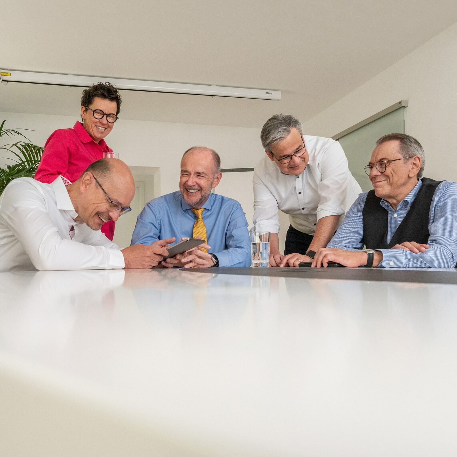 Das CAMPUS-MEDIA-Team sitzt gemeinsam und fröhlich an einem Tisch.